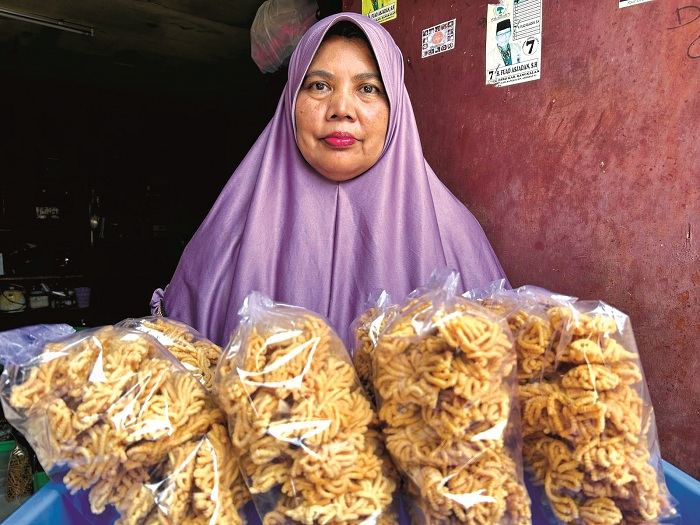KRIUK: Pettola goreng khas Lebaran buatan Nurhayati siap dikirim kepada pelanggannya. (VIVIN AGUSTIN HARTONO)