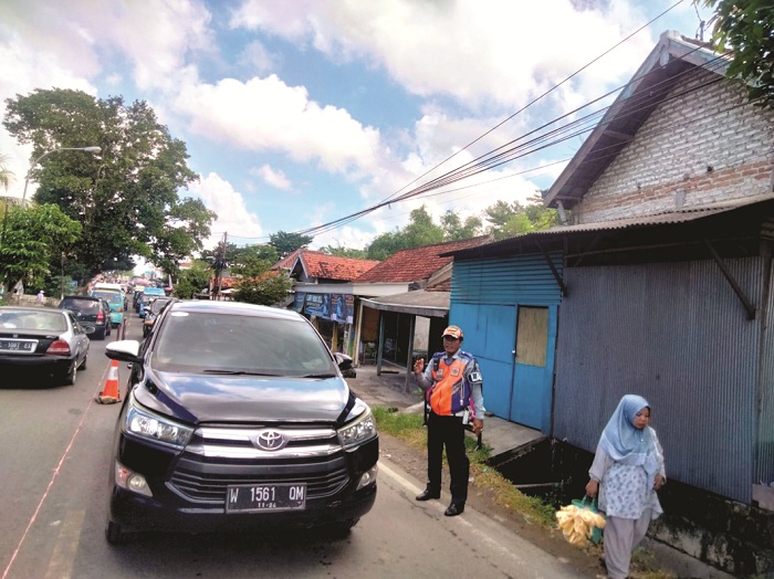 MACET TOTAL: Petugas saat mengawal arus balik di Jalan Raya Tanah Merah, Bangkalan, Minggu (14/4). (DISHUB BANGKALAN UNTUK JPRM)