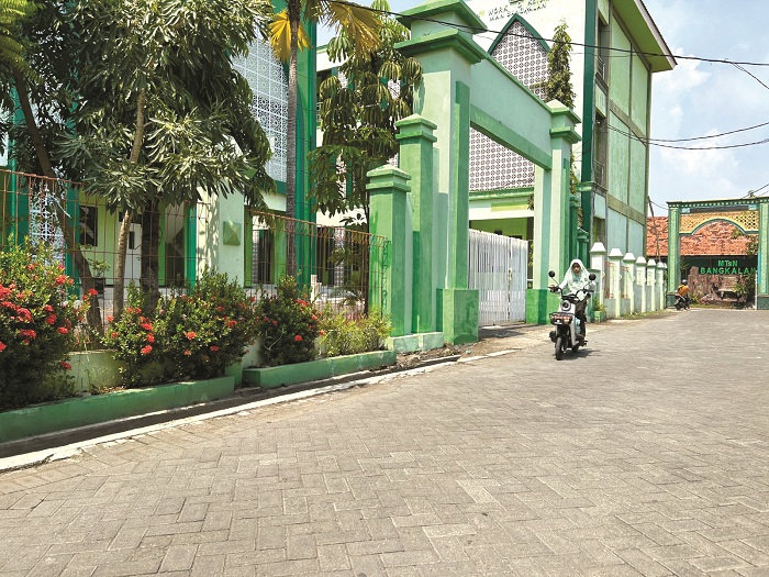 PENDIDIKAN: Siswa MTs Bangkalan sedang melintas di depan MAN, Kamis (4/4). (AYU LATIFAH/JPRM)