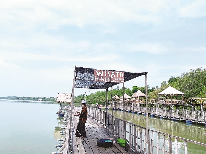 CERAH: Pemuda sedang berada di area Wisata Mangrove Sreseh (WMS) Barung Ngambang, Desa Klobur, Sreseh, Sampang, Selasa (6/4). (UBAIDILLAHIR RA&rsquo;IE/JPRM)
