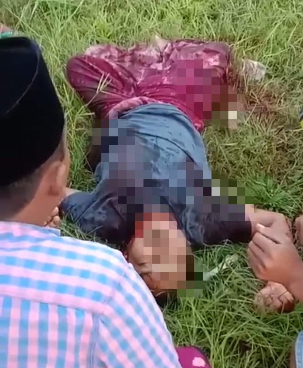 TERKAPAR: IA terkapar di TKP usai dibacok orang tak dikenal  di Dusun Tarogan, Desa Jelgung, Kecamatan Robatal, Sampang, Minggu (14/4).
