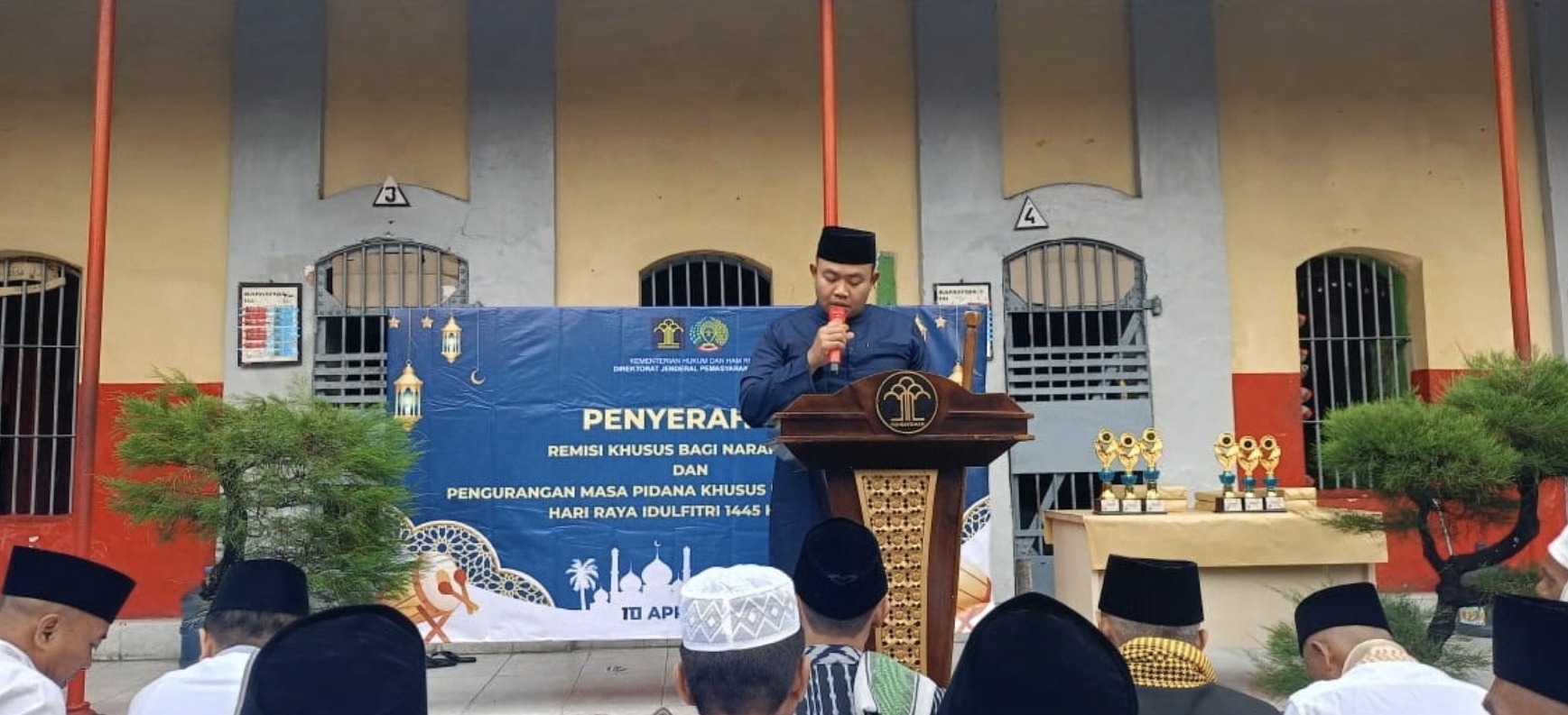 MOMEN BERHARGA: Kepala Rutan Kelas II-B Sumenep Ridwan Susilo saat mengumumkan remisi pada Hari Raya Idul Fitri, Rabu (10/4). (RUTAN KELAS II-B SUMENEP UNTUK JPRM)