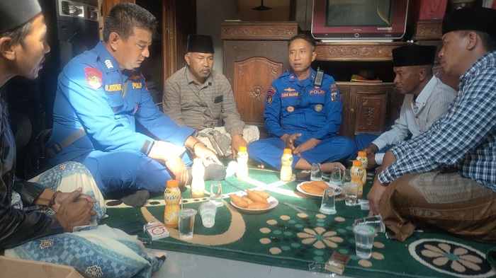 BERDUKA: Anggota Satpolairud Polres Pamekasan mendatangi rumah duka Minggu (14/4). (SATPOLAIRUD POLRES PAMEKASAN UNTUK JPRM)