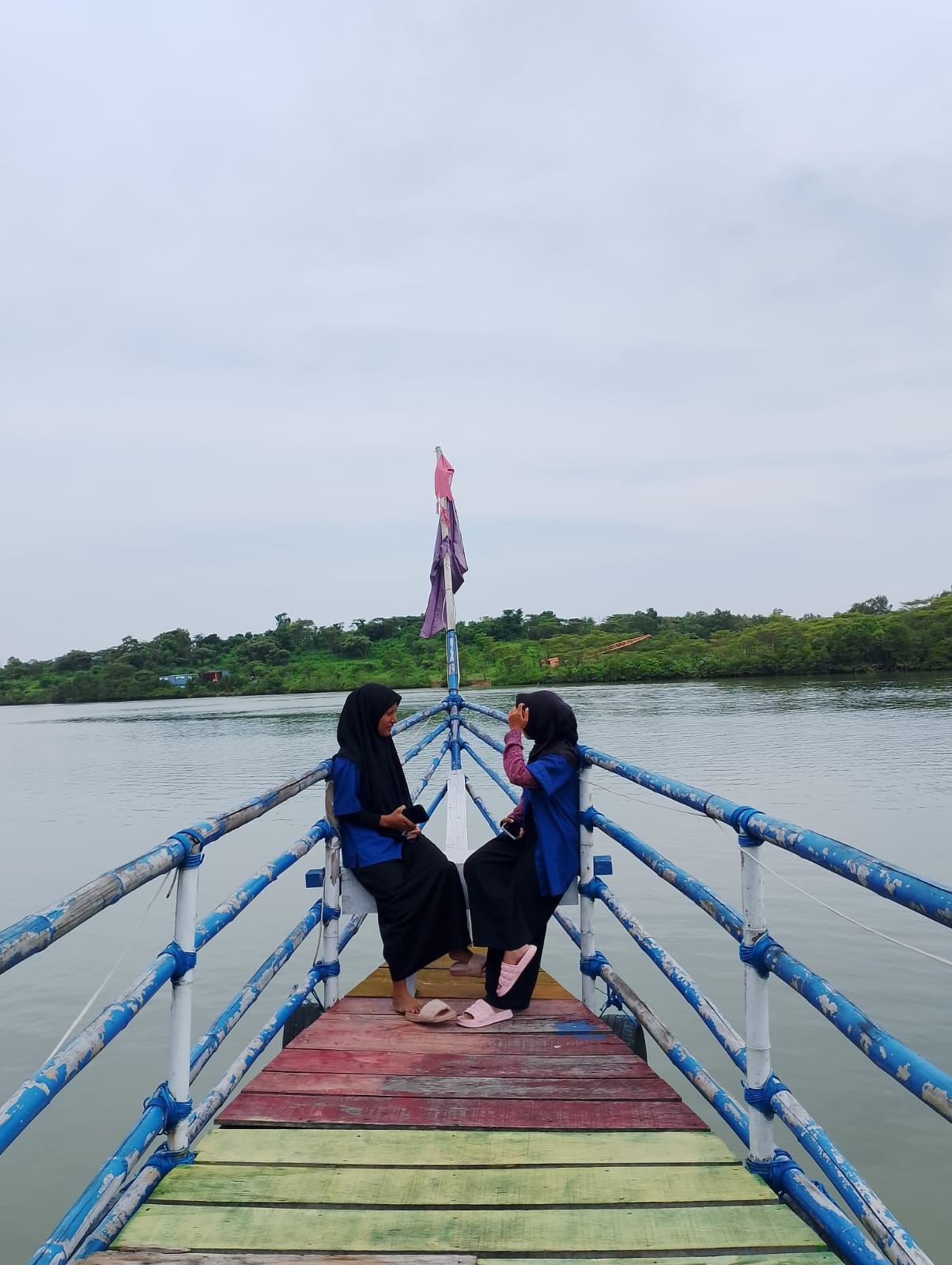 BERKUNJUNG: Petugas wisata bersantai di destinasi WMS Marparan, Sreseh, Sampang, Sabtu (6/4). (UBAIDILLAHIR RAIE/JPRM)