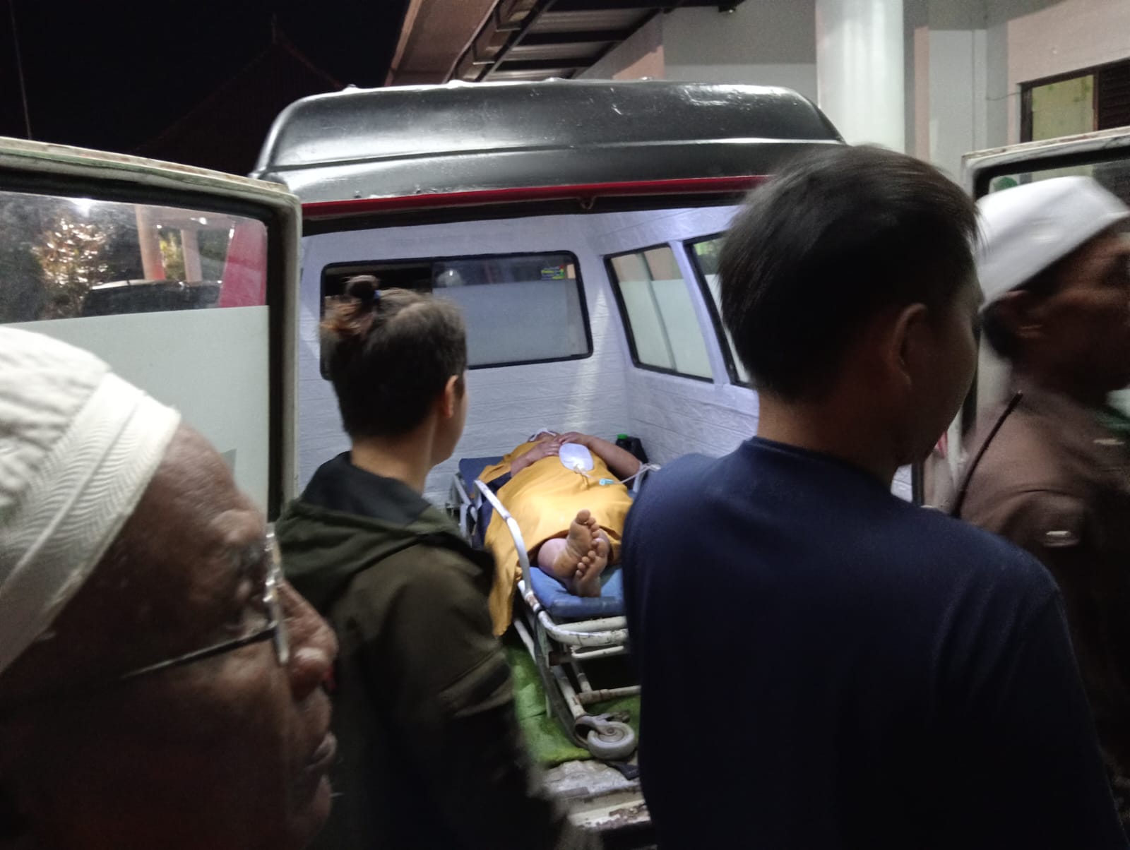 DIATAS AMBULANCE: Salah satu korban laka tunggal baru tiba di RSUD Smart Pamekasan.