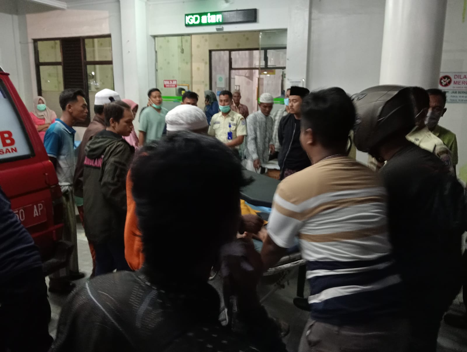 EVAKUASI: Salah satu korban kecelakaan tiba di RSUD Smart Pamekasan, Senin (15/4) malam.