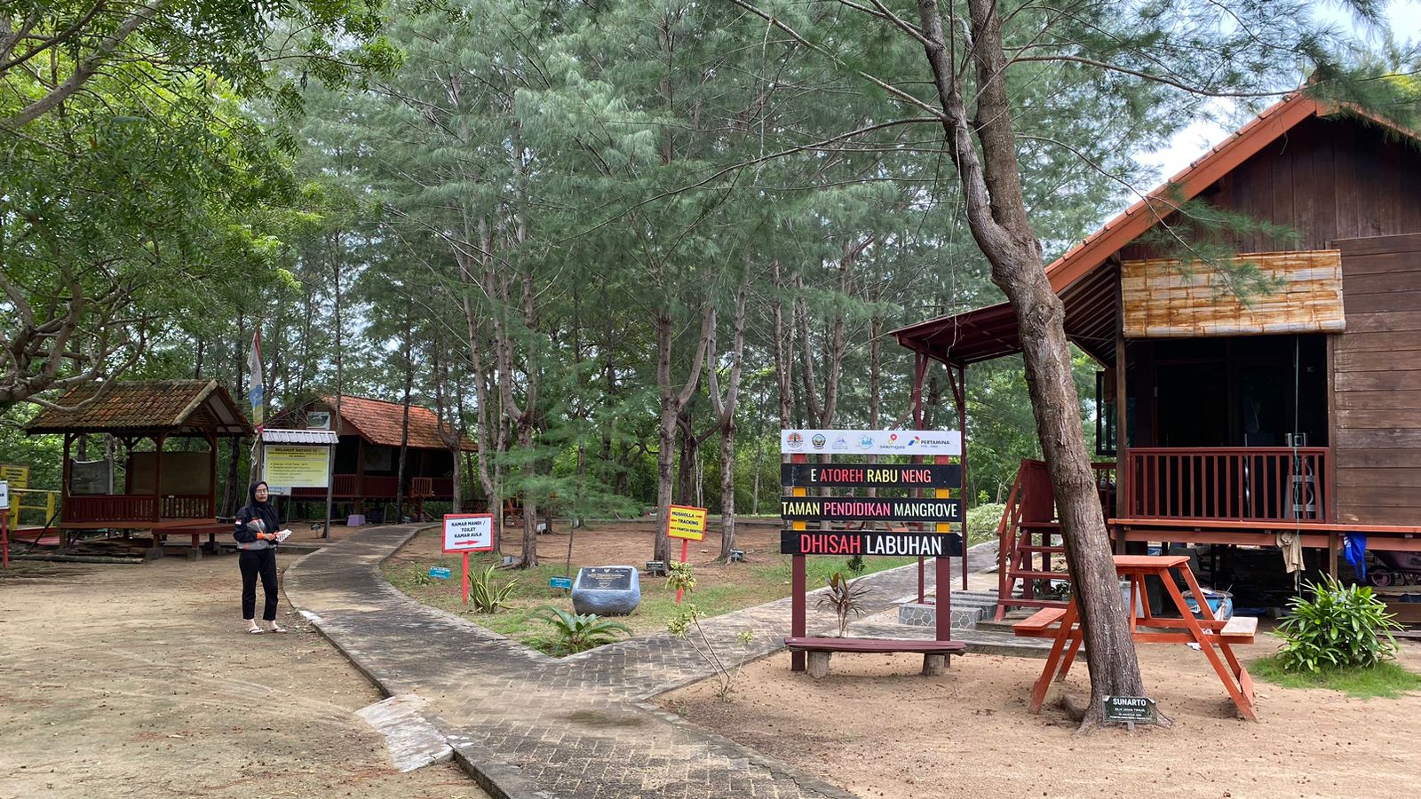 PENGINAPAN: Beberapa mahasiswi berada di area saung Taman Pendidikan Mangrove, Desa Labuhan, Kecamatan Sepulu, Bangkalan, Jumat (5/4). (AYU LATIFAH/JPRM)