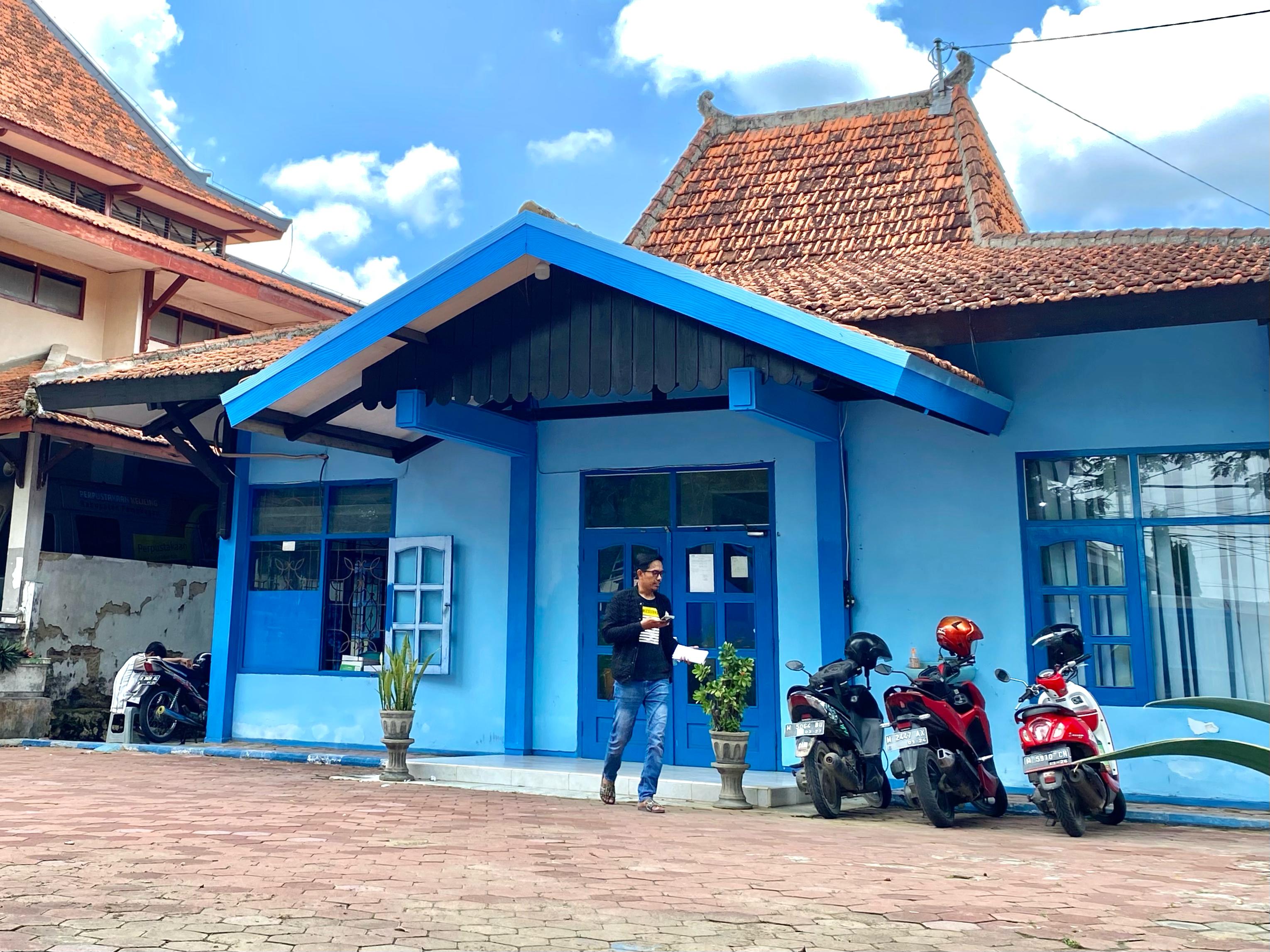 LAYANAN: Warga keluar dari Kantor Perumdam Tirta Jaya Pamekasan, Jumat (8/3). (DOK/JPRM)