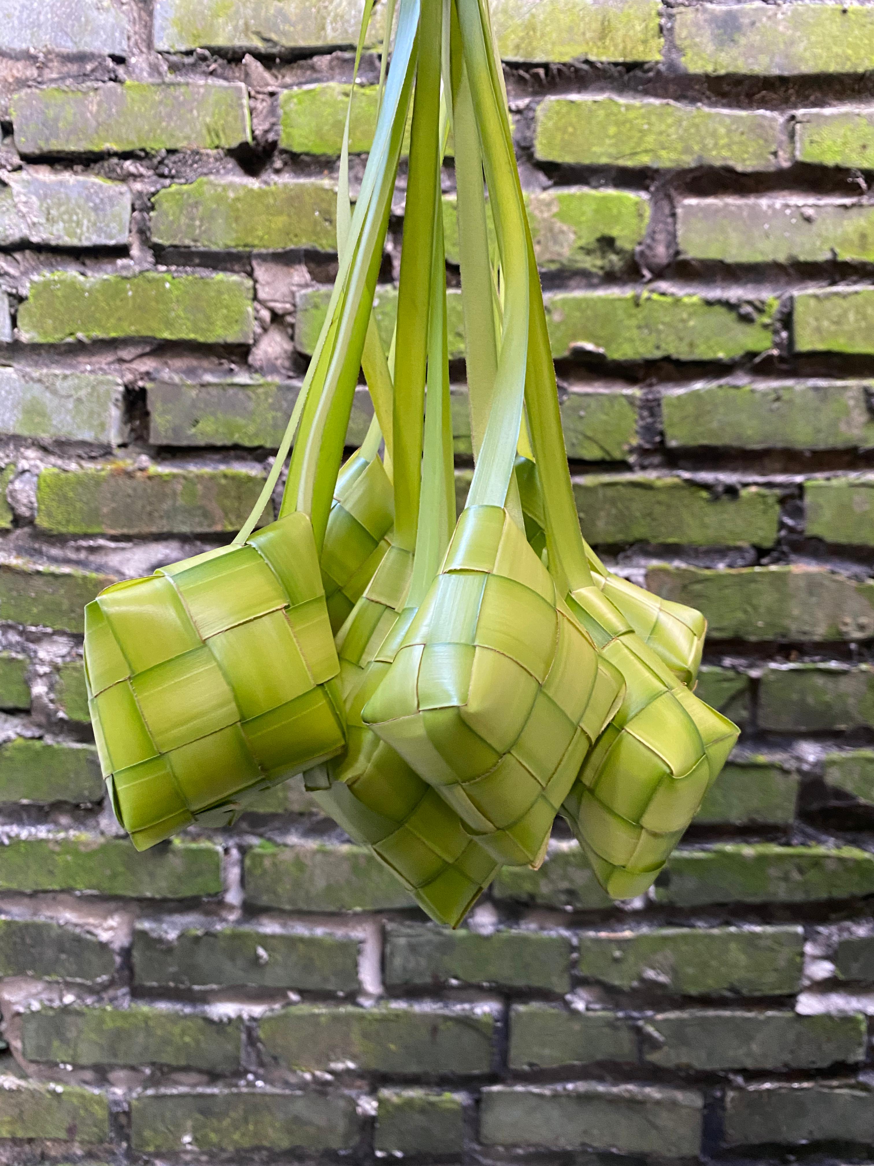 KREATIF: Salah satu jenis atau bentuk ketupat yang biasa diproduksi masyarakat Madura terbuat dari daun siwalan.