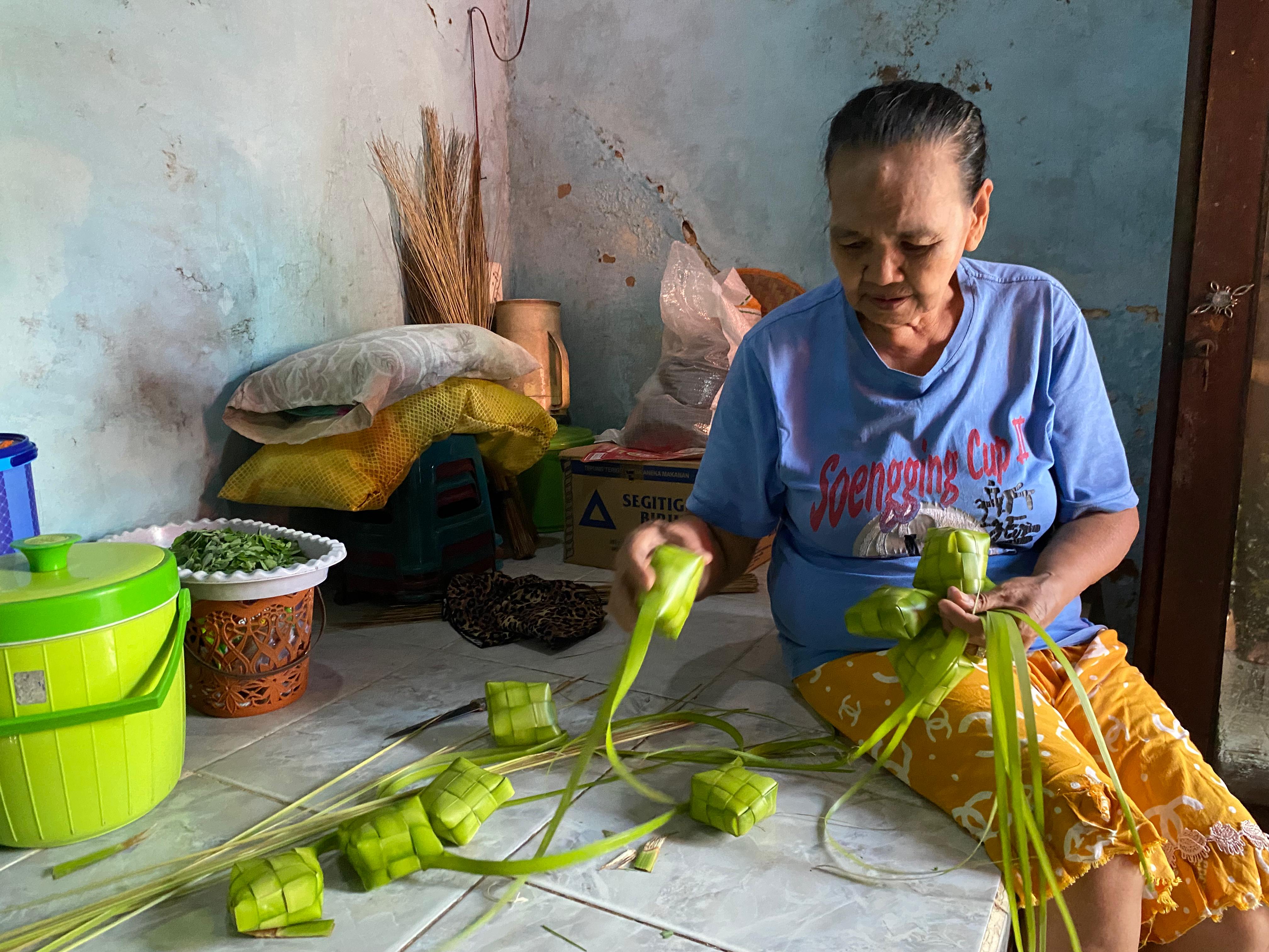 TELATEN: Warga Desa/Kecamatan Pasongsongan, Sumenep, membuat&nbsp;orong&nbsp;ketupat berbahan daun kelapa atau janur.