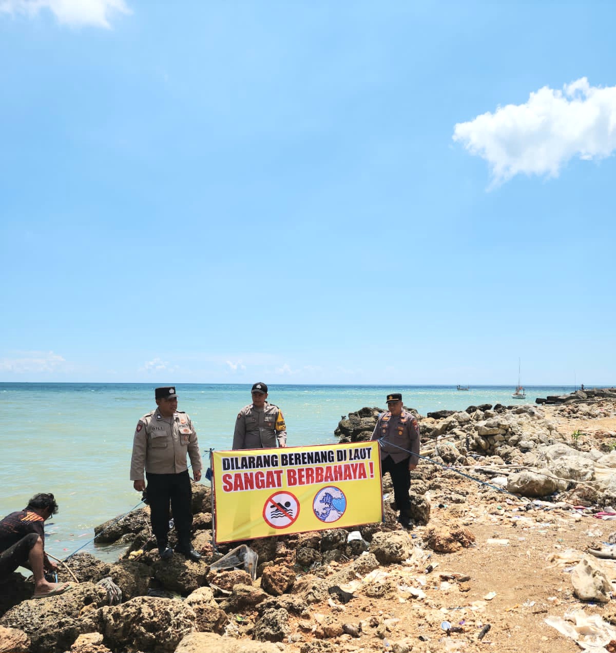 PERINGATAN: Polisi memasang larangan berenang di pesisir Jalan Raya Tamberu, Kecamatan Batumarmar, Pamekasan, Minggu (14/4). (POLSEK TAMBERU UNTUK JPRM)