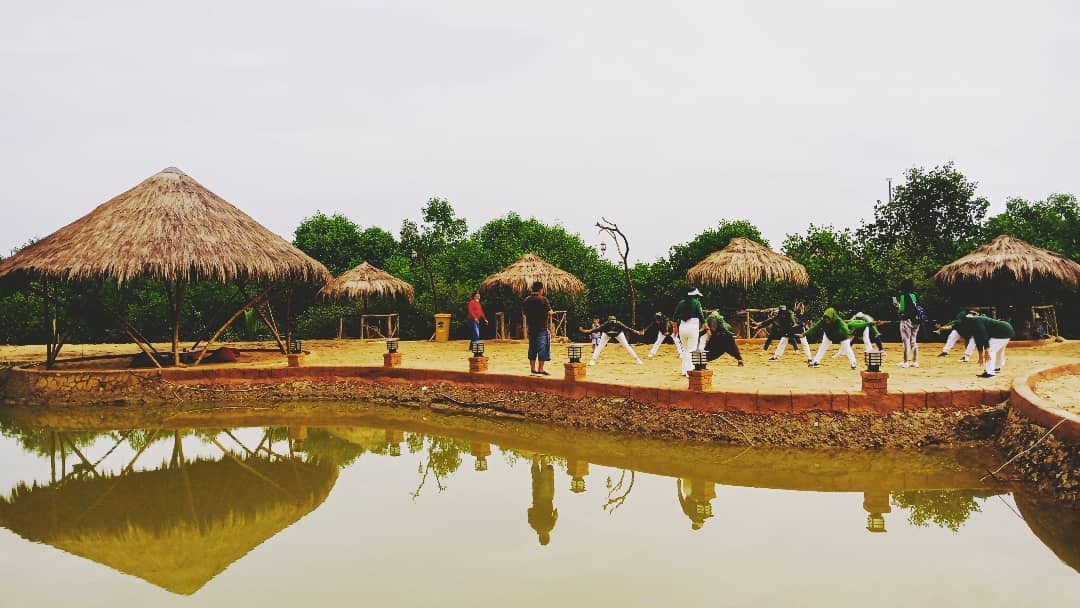 TUJUAN WISATA: Pengunjung wisata melakukan aktivitas olahraga di kawasan Ekowisata Mangrove Kedatim di Kecamatan Saronggi, Sumenep. (AJI SUHARTO UNTUK JPRM)