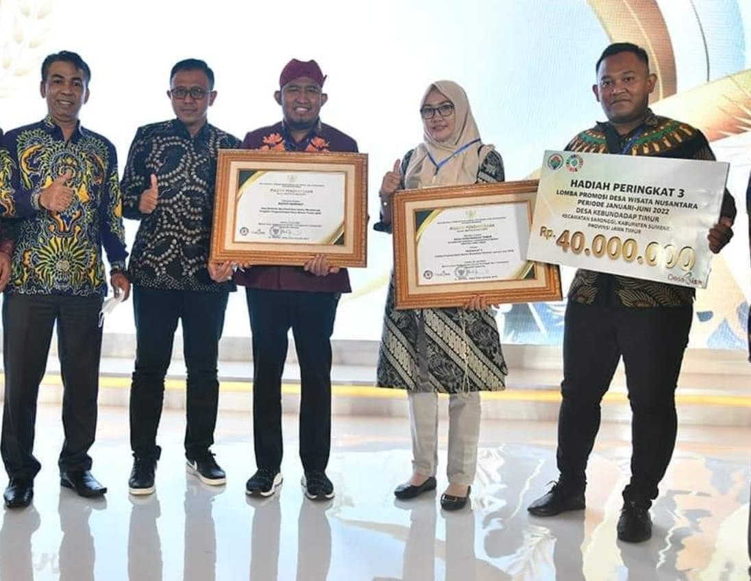 BERPRESTASI: Bupati Sumenep Achmad Fauzi Wongsojudo (tengah) saat menerima penghargaan mewakili pengelola Ekowisata Mangrove Kedatim, Kecamatan Saronggi. (AJI SUHARTO UNTUK JPRM)