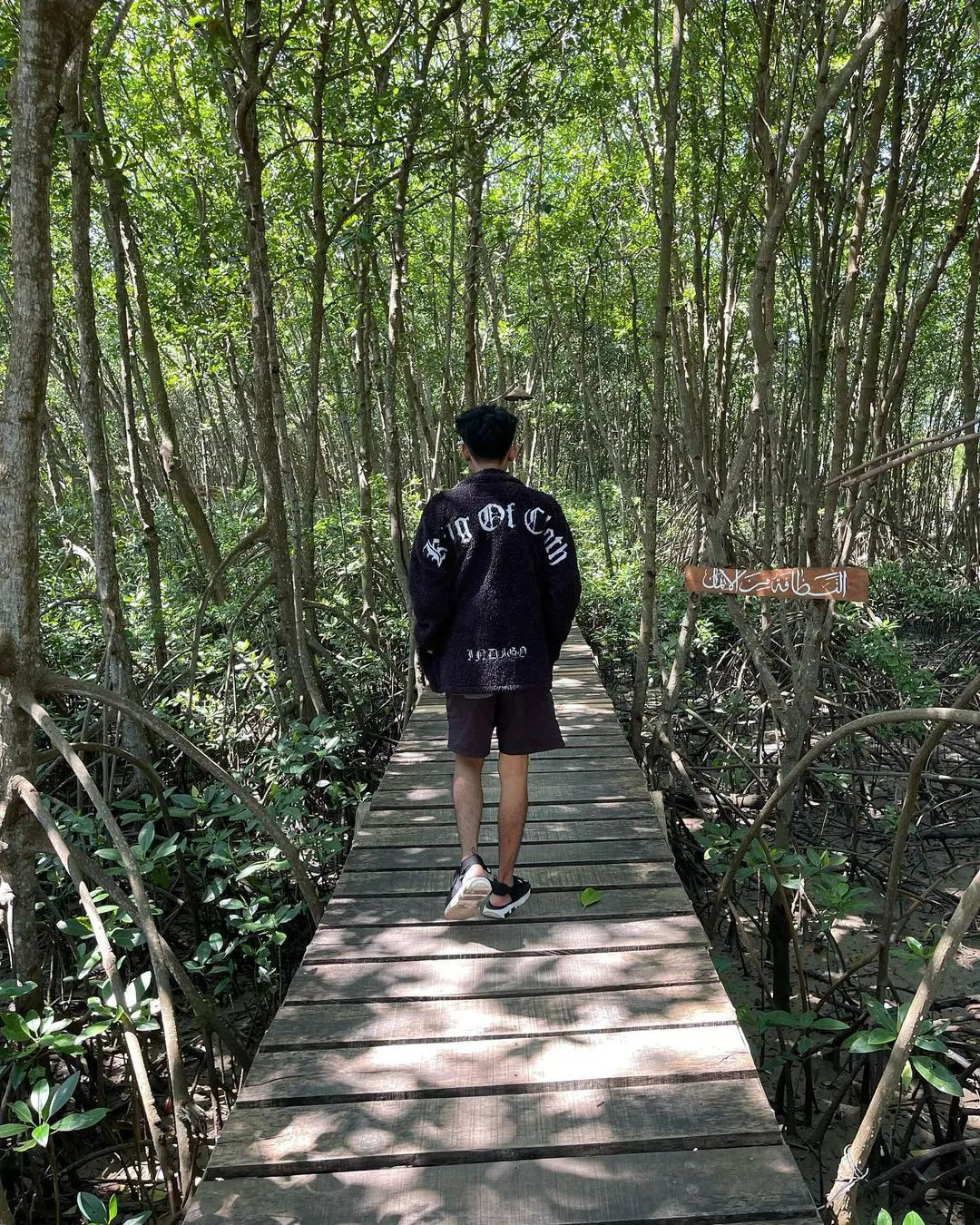 SEGAR: Tampak pemuda menikmati keindahan Ekowisata Mangrove Kedatim di Kecamatan Saronggi, Sumenep. (AJI SUHARTO UNTUK JPRM)