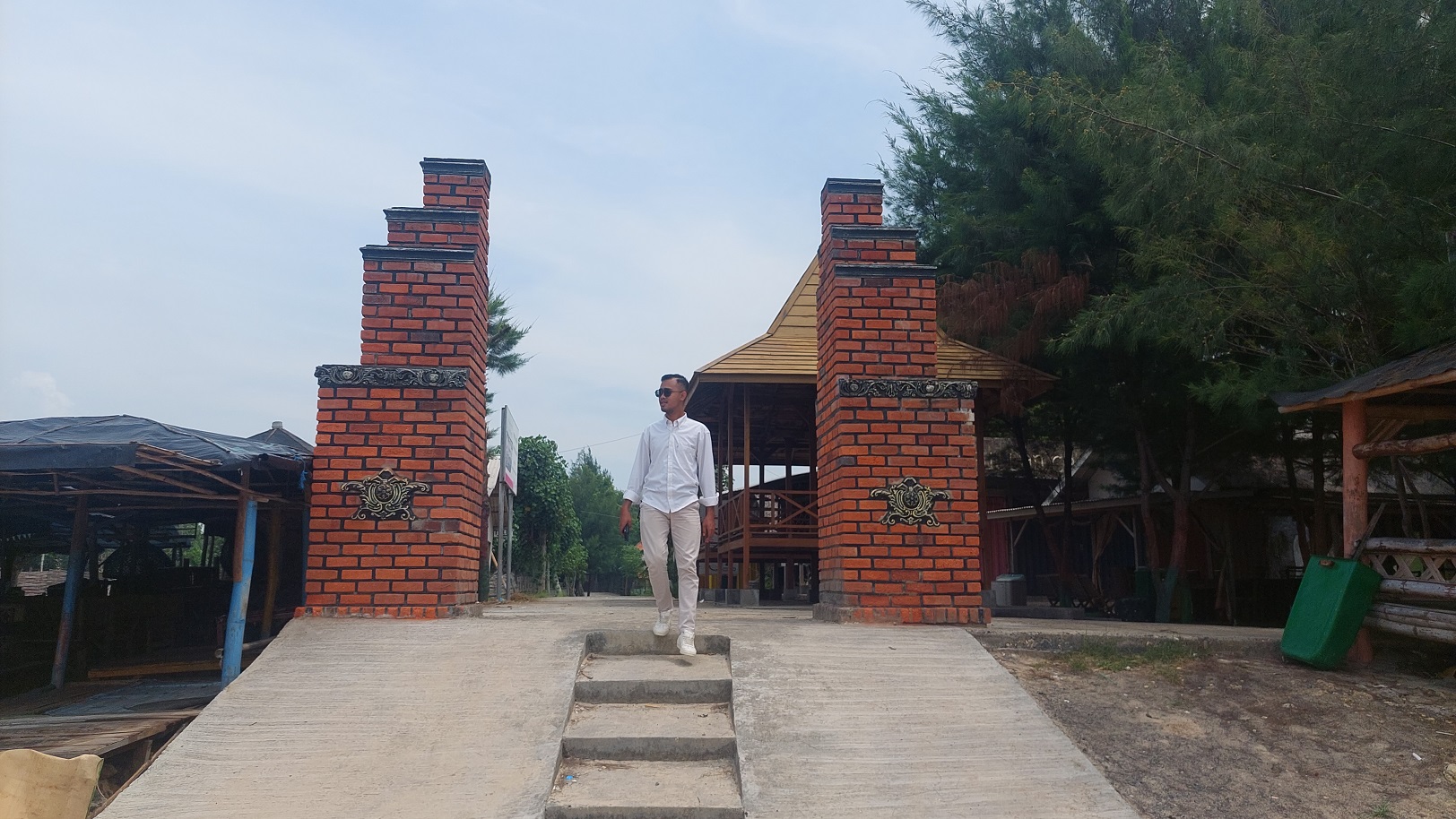 PESONA MADURA: Pengunjung berlibur di wisata Pantai Pasir Putih Tlangoh, Kecamatan Tanjungbumi, Bangkalan, Sabtu (6/4). (ZEINAL ABIDIN/JPRM)