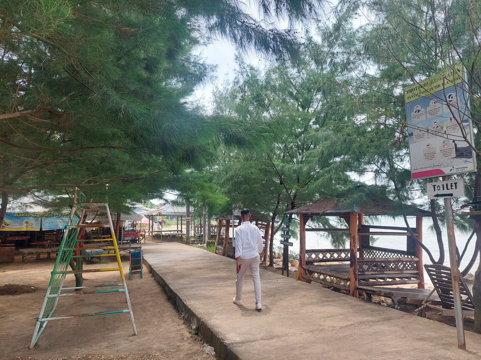 EKSOTIS: Pengunjung berada di area Wisata Pantai Pasir Putih Tlangoh, Tanjungbumi Bangkalan sabtu (6/4). (ZEINAL ABIDIN/JPRM)