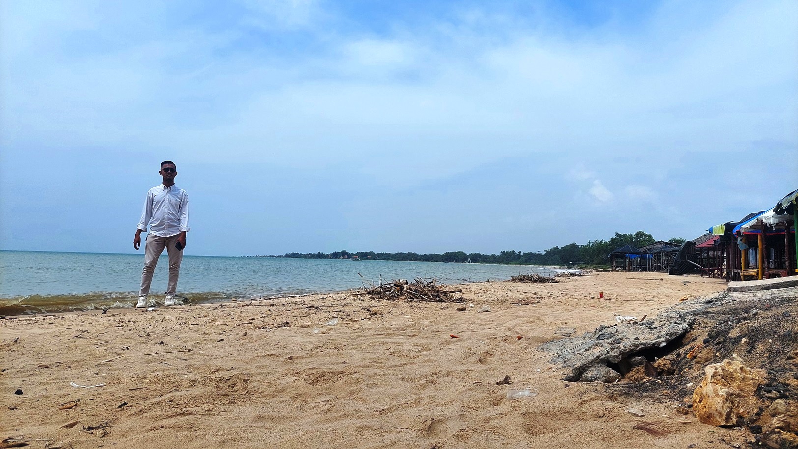 WONDERFULL: Pengunjung menikmati indahnya pemandangan Pantai Pasir Putih Tlangoh, Kecamatan Tanjungbumi, Bangkalan, Sabtu (6/4). (ZEINAL ABIDIN/JPRM)