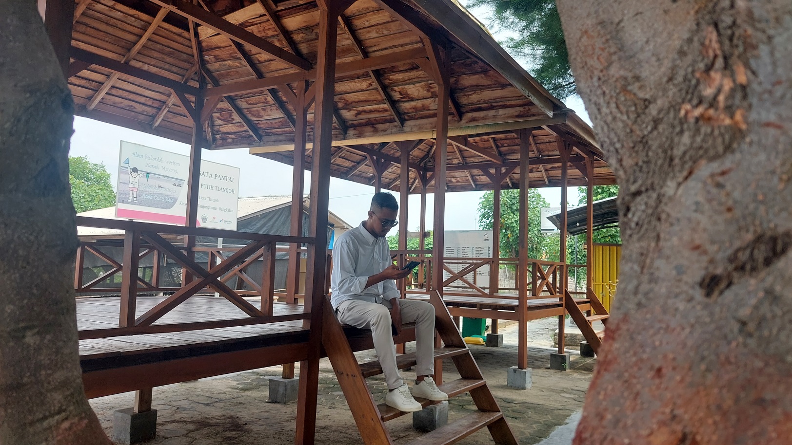 SEJUK: Pengunjung bersantai di gazebo Pantai Pasir Putih Tlangoh, Kecamatan Tanjungbumi, Sabtu (6/4). (ZEINAL ABIDIN/JPRM)