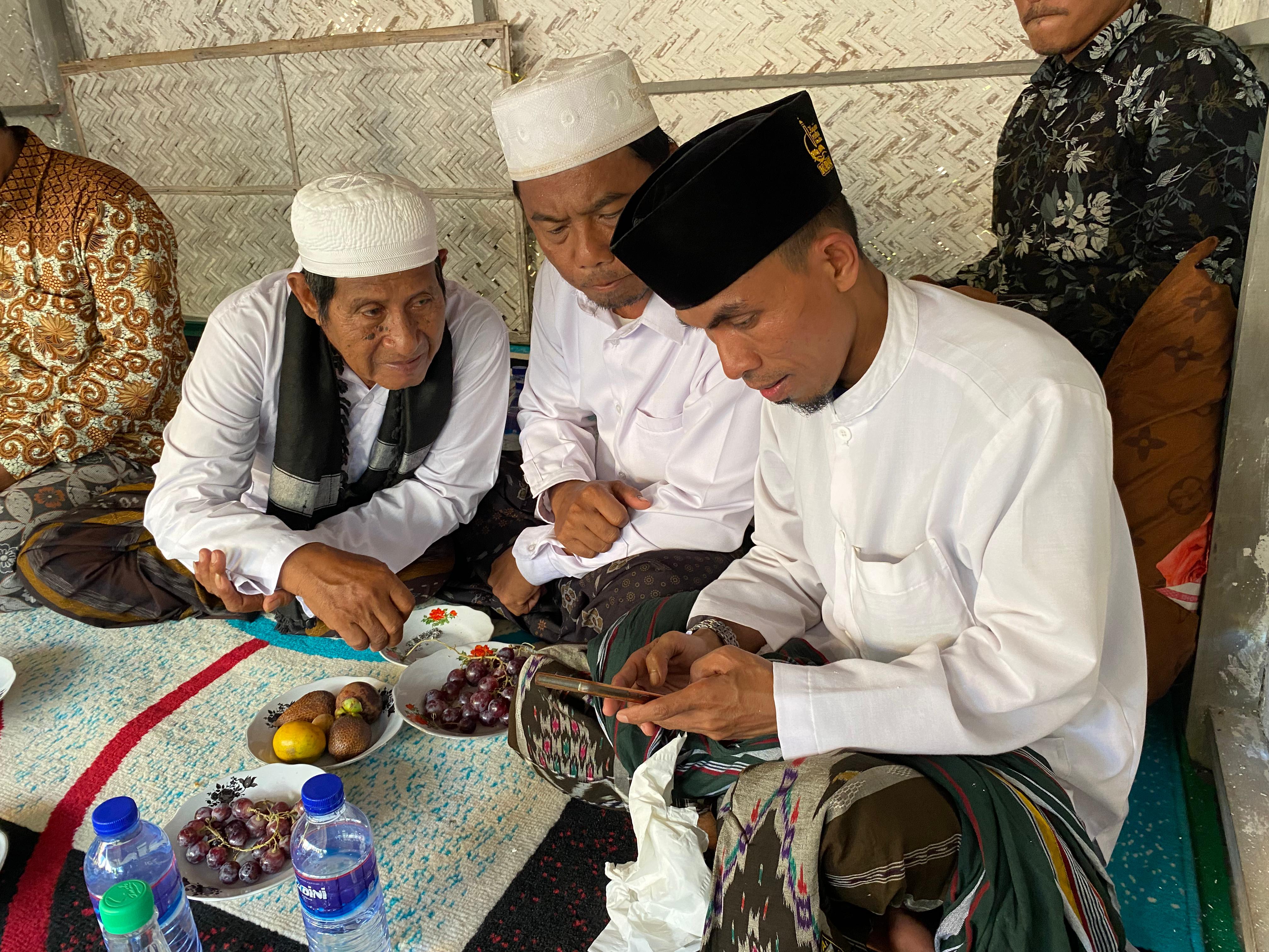AKRAB: KH Kholil Yasin melihat jadwal ceramah di telepon genggamnya di sela-sela mengisi ceramah di Desa Sejati, Camplong, Sampang, Senin (15/4). (ANIS BILLAH/JPRM)