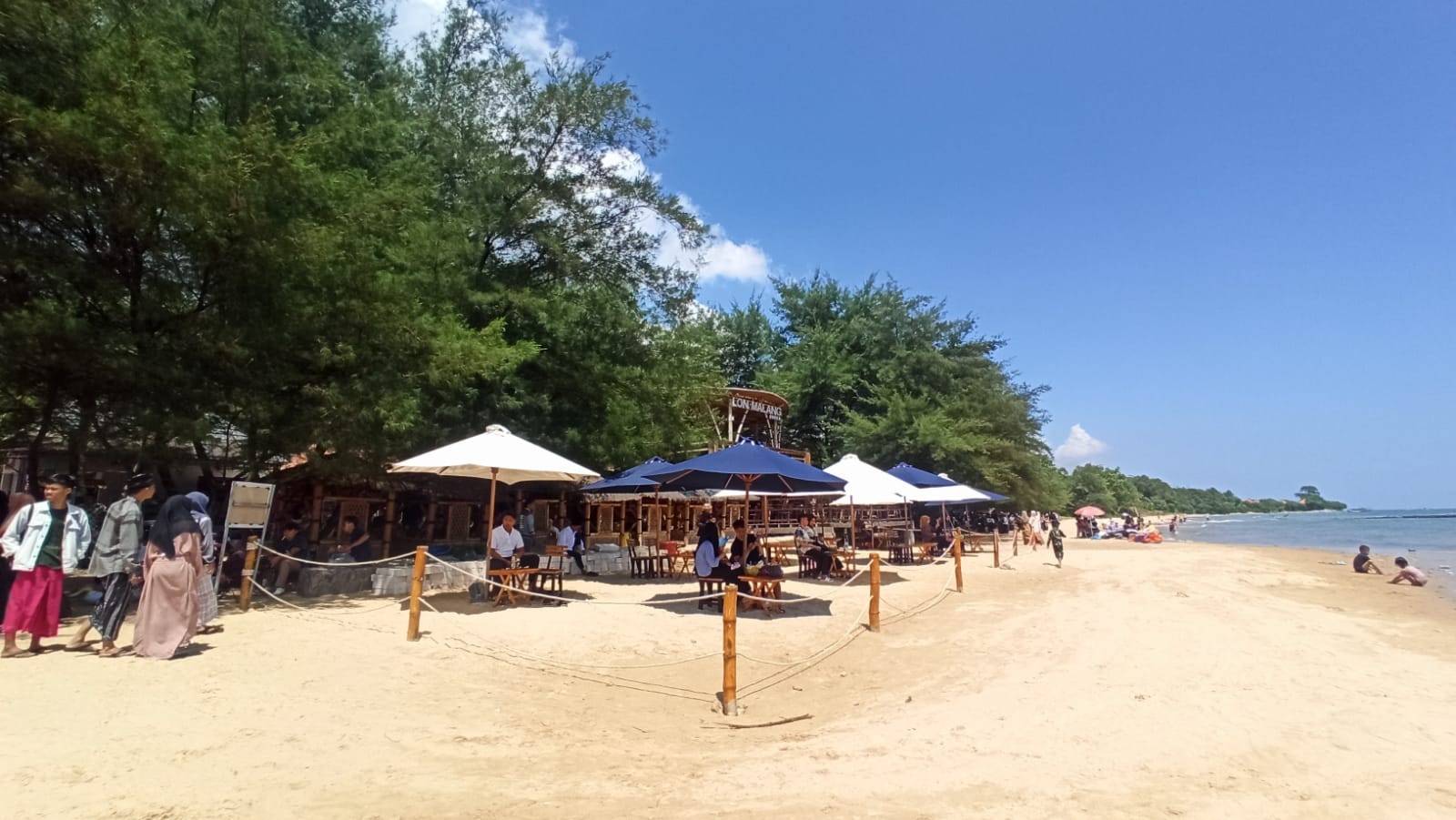 PARIWISATA: Pengunjung berlibur di Pantai Lon Malang yang berada di Desa Bira Tengah, Kecamatan Sokobanah, Sampang, Selasa (16/4). (JUNAIDI PONDIYANTO/JPRM)