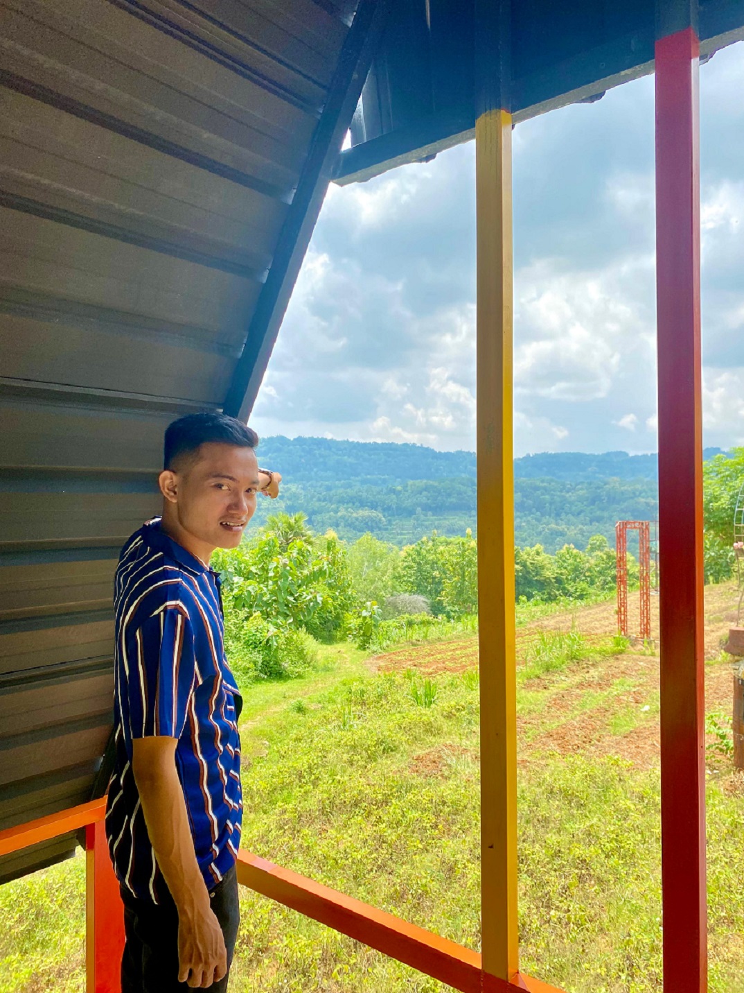 HIJAU: Pengunjung menunjuk pemandangan di Wisata Bukit Kehi Pamekasan, Minggu (7/4). (MOH. IQBAL AFGANI/JPRM)
