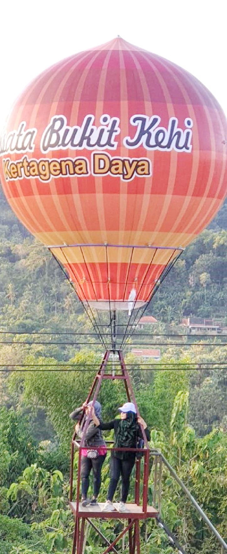 UJI ADRENALIN: Pengunjung menikmati wahana sepeda gantung di Wisata Bukit Kehi Pamekasan, Desember 2023. (ZAINANI UNTUK JPRM)