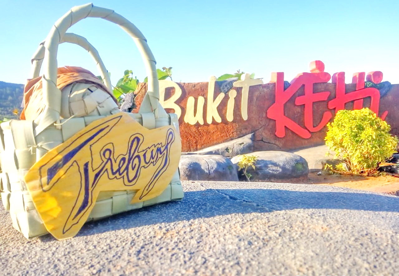 CIRI KHAS: Salah satu suvenir Wisata Bukit Kehi Pamekasan. (ZAINANI UNTUK JPRM)