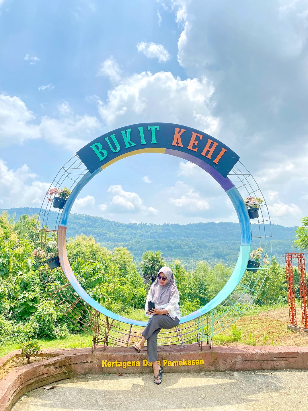 BERGAYA: Pengunjung berfoto di salah satu fasilitas Wisata Bukit Kehi Pamekasan, Minggu (7/4). (MOH. IQBAL AFGANI/JPRM)