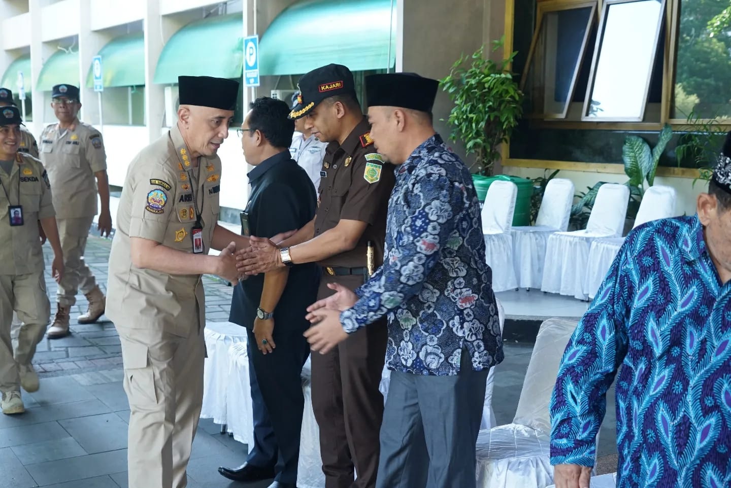 APEL PERDANA: Pj Bupati Bangkalan Arief M. Edie (kiri) bersalaman dengan Kajari Bangkalan Fahmi di halaman kantor pemkab Selasa (16/4). (PROKOPIM UNTUK JPRM)