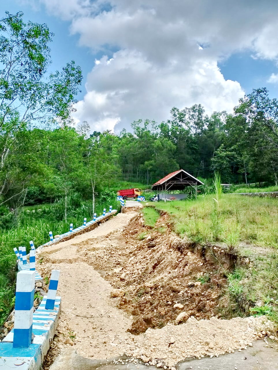 RUSAK PARAH: Truk balik arah saat hendak melewati jalan beton di Dusun Berlantong, Desa Pandiyangan, Selasa (16/4). (UBAIDILLAHIR RA&rsquo;IE/JPRM)