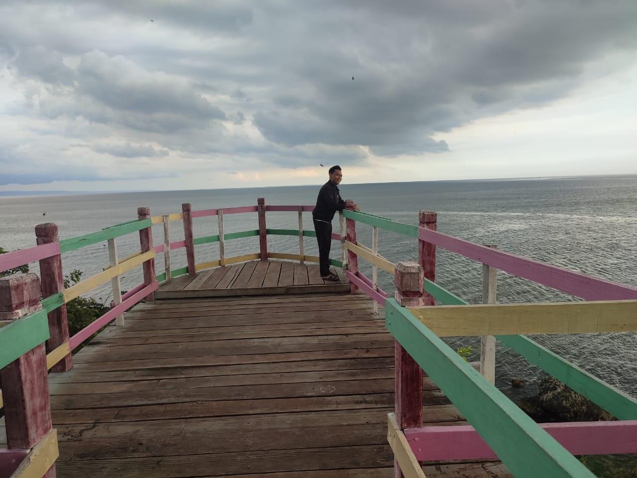 SANTAI: Pengunjung berada di Wisata Jumiang, Desa Tanjung, Kecamatan Pademawu, Kamis (28/3). (LAILIYATUN NURIYAH/JPRM)