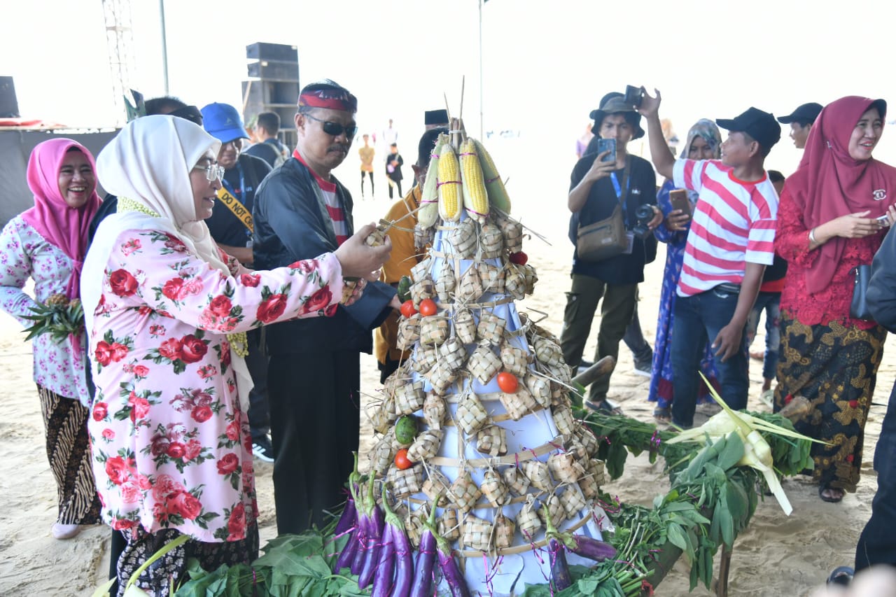 UNIK: Wabup Sumenep Dewi Khalifah didampingi Sekkab Edy Rasiyadi (berkacamata) melihat tumpeng ketupat di Festival Ketupat Pantai Lombang, Kecamatan Batang-Batang, Selasa (16/4). (PROKOPIM SUMENEP)