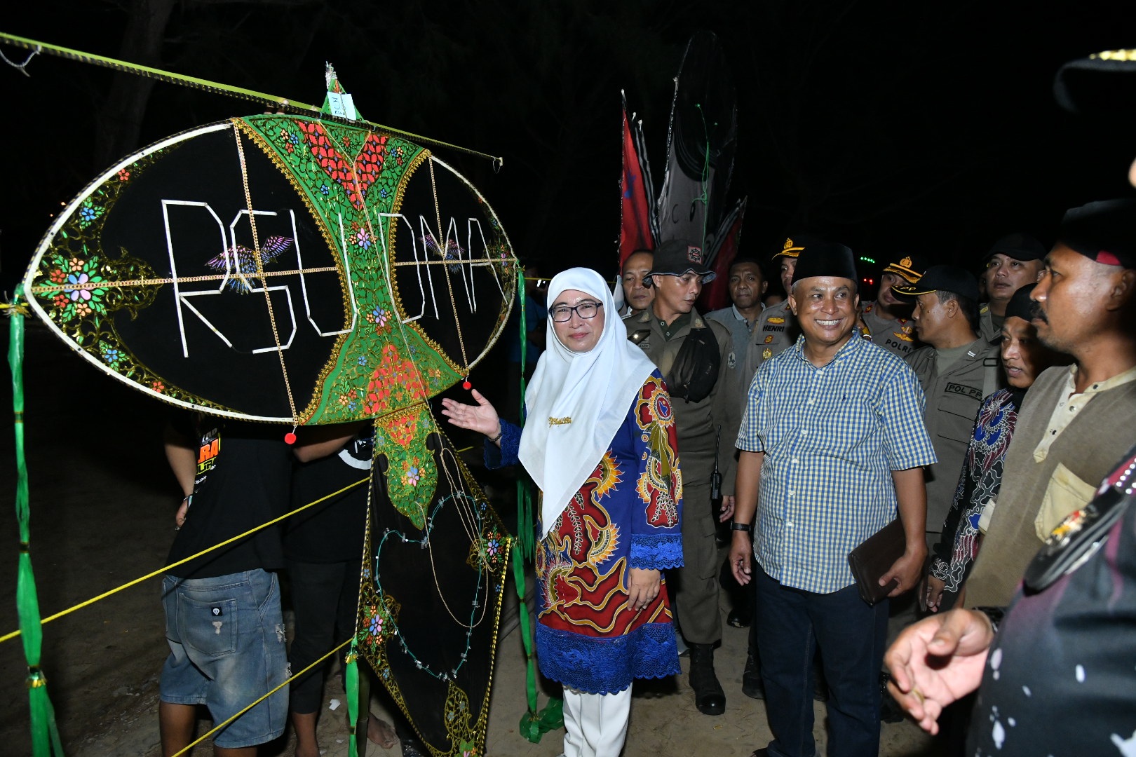SIAP BERKOMPETISI: Wabup Sumenep Dewi Khalifah (kerudung putih) melihat layangan LED sebelum dilombakan di area wisata Pantai Lombang, Kecamatan Batang-Batang, Senin (15/4) malam. (PROKOPIM SUMENEP)