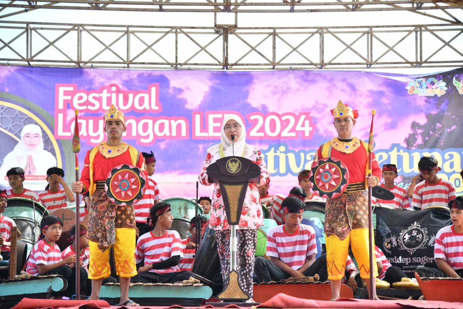 SEMARAK: Wabup Sumenep Dewi Khalifah membuka kegiatan Festival Layangan LED dan Festival Ketupat Rato Plesiran 2024 di area Pantai Lombang, Kecamatan Batang-Batang, Selasa (16/4). (PROKOPIM SUMENEP)