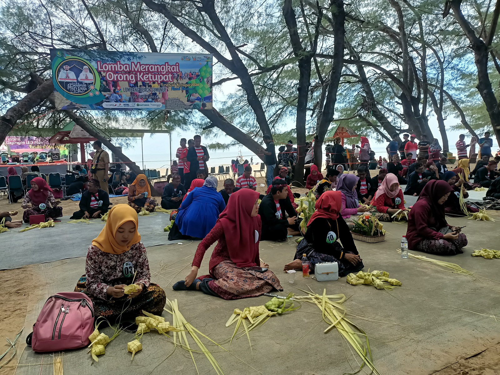 ANTUSIAS: Sejumlah peserta lomba membuat orong ketupat pada Festival Ketupat Rato Plesiran 2024 di area wisata Pantai Lombang, Kecamatan Batang-Batang, Selasa (16/4). (MOH IQBAL/JPRM)