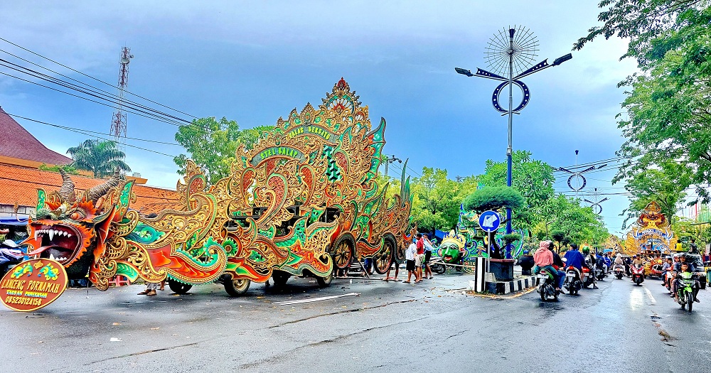 SIAP TAMPIL: Kelompok musik tengah mempersiapkan dekorasi di Jalan KH Wahid Hasyim, Kota Sampang, Rabu (17/4). (JUNAIDI PONDIYANTO/JPRM)