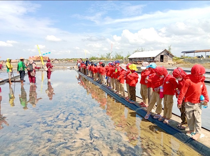 BELAJAR: Siswa TK Pertiwi Bunder, Pademawu, Pamekasan, menikmati keindahan garam di Eduwisata Garam Madura, November 2023. (EDUWISATA GARAM MADURA)