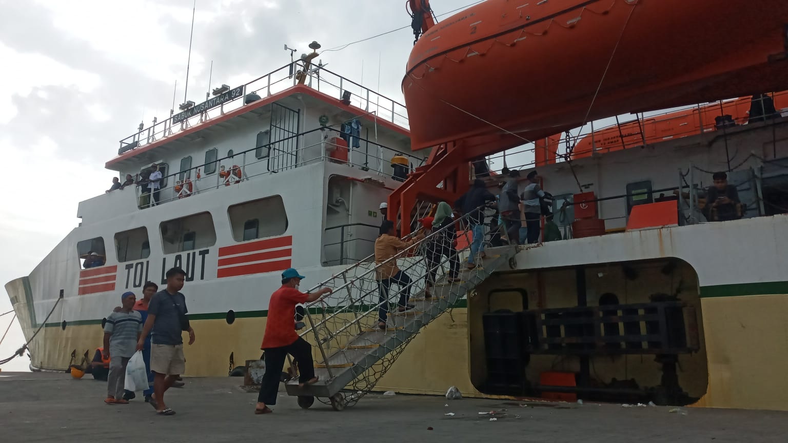 ARUS BALIK GRATIS: Masyarakat menaiki salah satu kapal di Pelabuhan Kalianget, Senin (15/4). (MOH. JUNAIDI/JPRM)