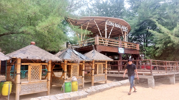 FASILITAS LENGKAP: Pengunjung melintas di sekitar gazebo Pantai Lon Malang, Desa Bira Tengah, Kecamatan Sokobanah, Sampang, Sabtu (6/4). (JUNAIDI PONDIYANTO/JPRM)
