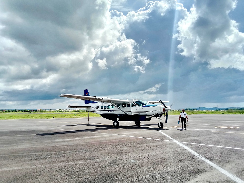 BARU MENDARAT: Pesawat Susi Air berada di Bandar Udara Trunojoyo Sumenep, Selasa (2/4). (MOH. IQBAL/JPRM)