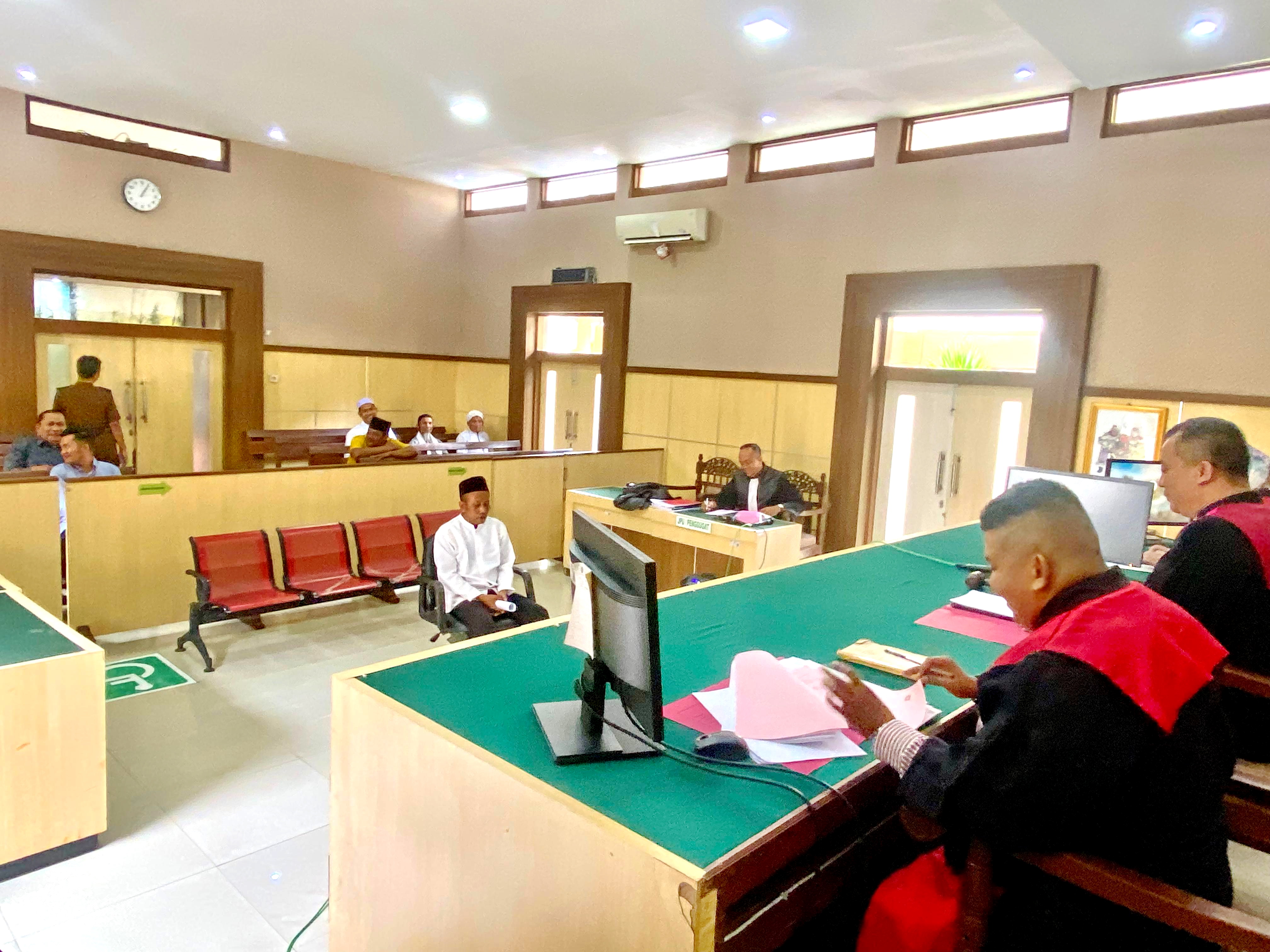 SIDANG PERTAMA: Very Mulyono menjalani sidang dakwaan di hadapan majelis hakim PN Pamekasan, Rabu (17/4). (MOH. IQBAL AFGANI/JPRM)