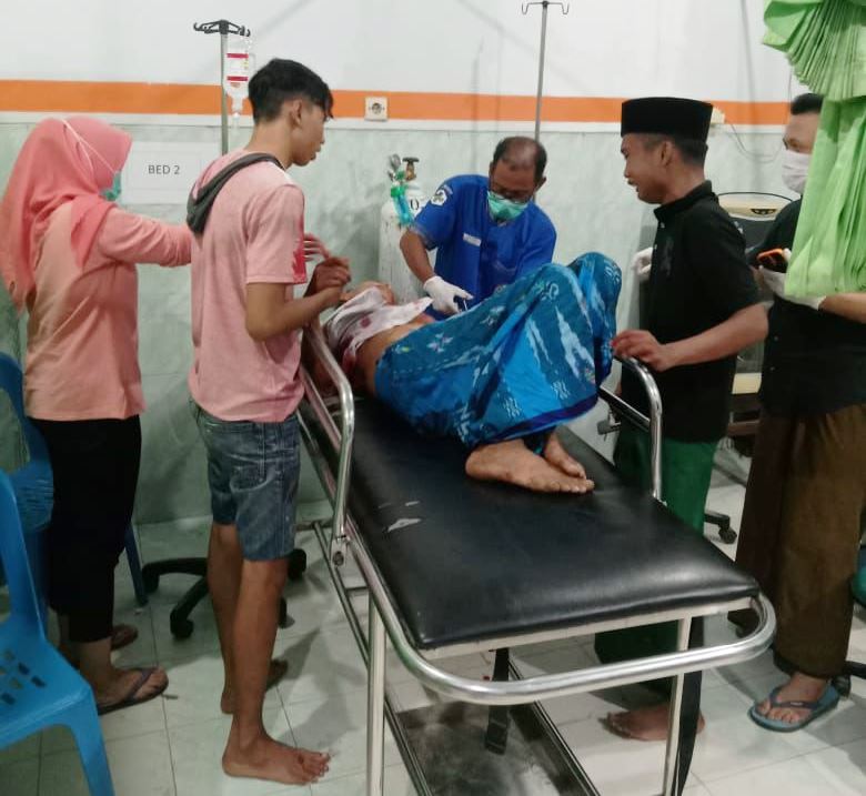 KEPONAKAN VS PAMAN: Korban pertikaian di Desa/Kecamatan Arosbaya saat dirujuk ke RSUD Syamrabu Bangkalan, Senin (15/4). (ABDURRAHEM UNTUK JPRM)