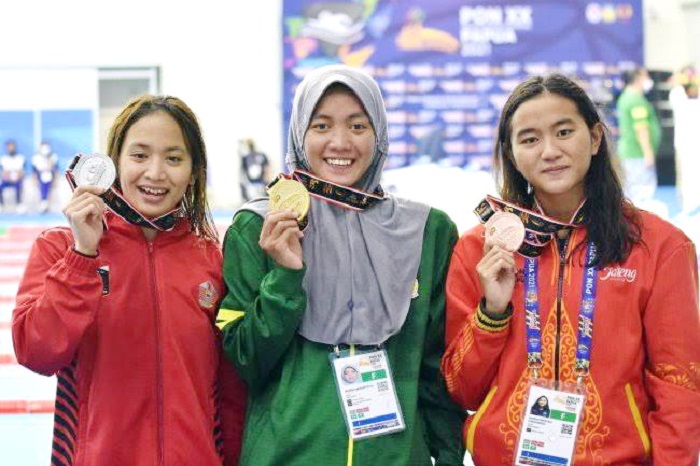 MEMBANGGAKAN: Adinda Larasati Dewi Kirana (tengah) bersama atlet dari provinsi lain menunjukkan salah satu medali yang diraih di PON XX Papua 2021.