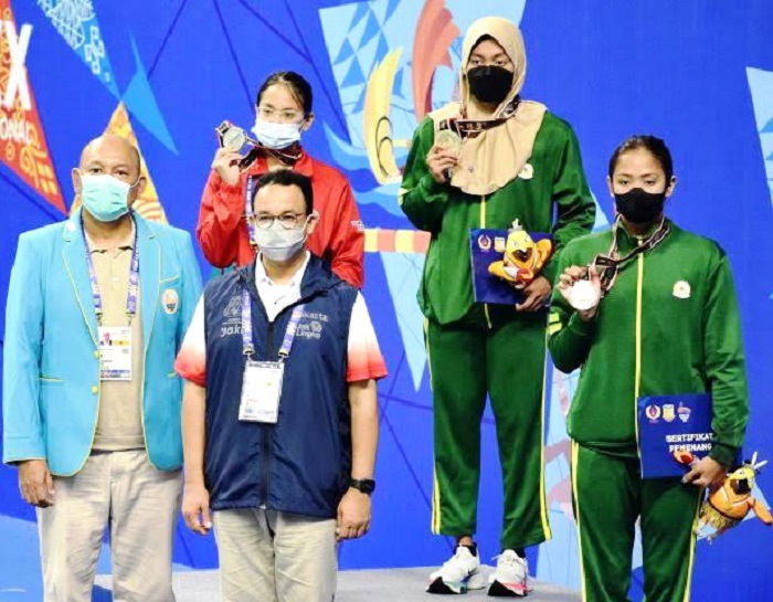 RAIH MEDALI: Adinda Larasati Dewi Kirana naik podium juara satu saat tampil dalam PON XX yang dilaksanakan di Papua 2021.