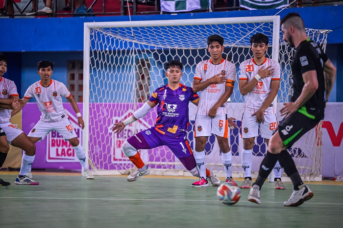TANGGUH: Kiper Sadakata United Azfar Burhan (jersey ungu) tampil dalam pertandingan melawan Bintang Timur Surabaya di GOR Unesa beberapa waktu lalu. (AZFAR BURHAN UNTUK JPRM)