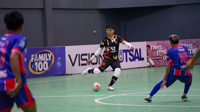 PERTAHANAN: Pemain Sadakata United Azfar Burhan tampil dalam pertandingan melawan Unggul FC Malang di GOR Tegal Selatan tahun lalu. (AZFAR BURHAN UNTUK JPRM)
