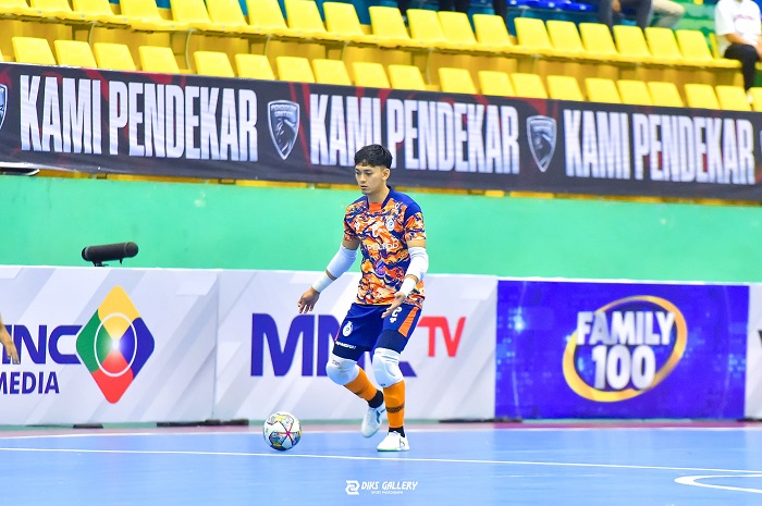 MENYERANG: Azfar Burhan turut membantu penyerangan saat berkostum IPC Pelindo dalam pertandingan melawan Radit FC Pontianak di GOR Popki, Cibubur, 2023. (AZFAR BURHAN UNTUK JPRM)
