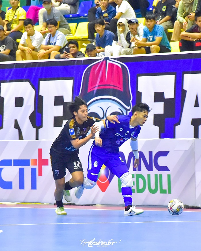 MENDAPAT KEPERCAYAAN TAMPIL: Azfar Burhan berebut bola saat IPC Pelindo dalam pertandingan melawan Pendekar United di GOR Popki, Cibubur, tahun lalu. (AZFAR BURHAN UNTUK JPRM)