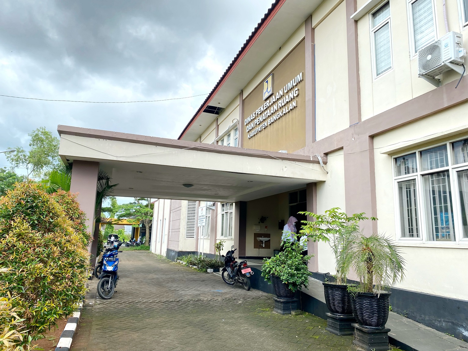 TATA RUANG: Pegawai berada di sekitar kantor DPUPR Bangkalan, Rabu (17/4). (AYU LATIFAH/JPRM)