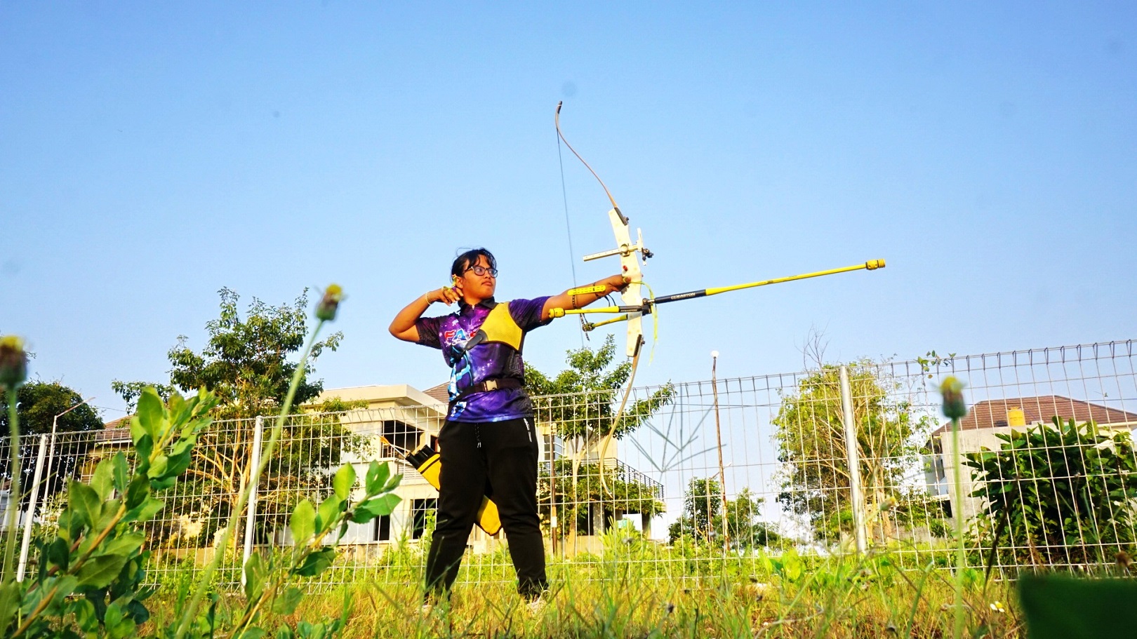 PIALA GUBERNUR: Atlet panahan Bangkalan saat latihan di Lapangan Perumahan Khayangan Residence Minggu (29/10/2023). (VIVIN AGUSTIN HARTONO/JPRM)